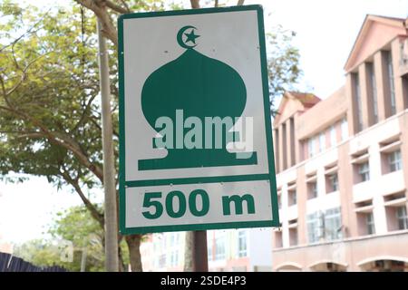 Cartello stradale che indica 500 metri per la Moschea dello stretto di Malacca, situata sull'isola artificiale di Malacca a Malacca, Malacca, Malesia Foto Stock