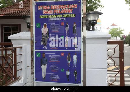 Abbigliamento richiesto per i visitatori della Moschea dello stretto di Malacca (Masjid Selat Melaka), situata sull'isola artificiale di Malacca a Malacca, Malacca, Malesia Foto Stock