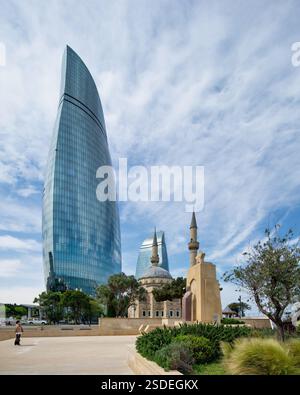 Baku, Azerbaigian - 6 maggio 2024: La Moschea di Sehitler, o Moschea dei Martiri, si trova di fronte alle Torri della fiamma Foto Stock