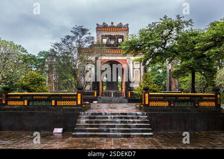 L'imponente padiglione della stele al tu Doc Mausoleum, Hue, Vietnam, lunedì 4 novembre, 2024. foto: David Rowland / One-Image.com Foto Stock