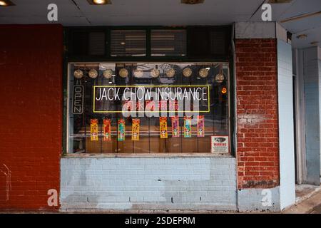 Finestra della storica Jack Chow Insurance a Chinatown, Vancouver, British Columbia. Foto Stock