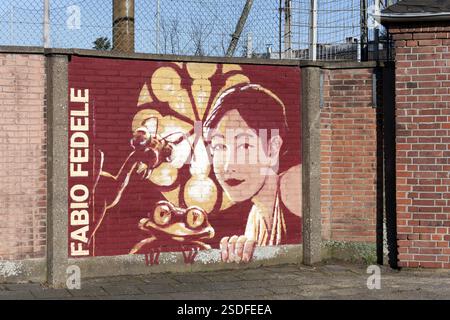 Ritratto di una donna su un muro di mattoni, graffiti dello Street artist Fabio fedele, Urban Art Gallery Krefeld, Renania settentrionale-Vestfalia, Germania, Europa Foto Stock