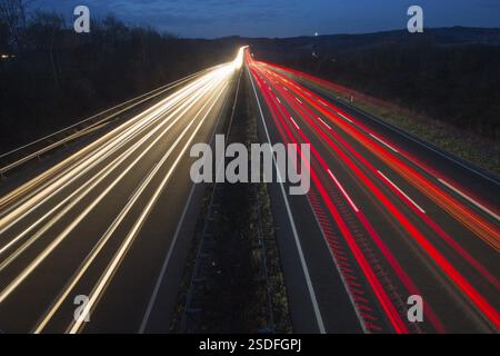 Autostrada A7, Autobahn, accanto a Kassel di notte con percorsi leggeri dai fari e dalle luci di posizione posteriori, Assia, Germania, Europa Foto Stock