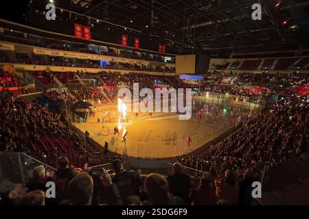 Giocatori di hockey su ghiaccio squadra di pattinaggio della squadra di hockey su ghiaccio pattinare sulla superficie del ghiaccio in sala multifunzionale durante la coreografia organizzata dall'organizzatore controlle Foto Stock