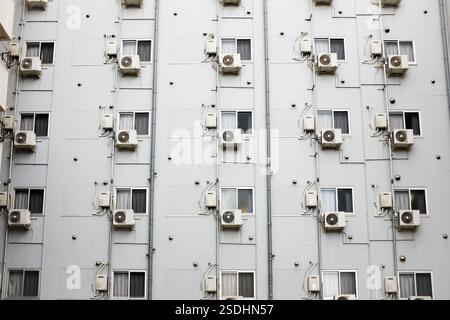 Un gran numero di unità di aria condizionata in un edificio ad Osaka, Giappone. Foto Stock