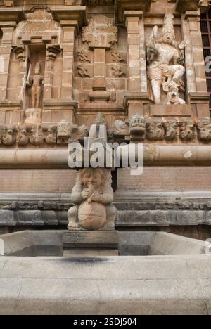 Statue scolpite della Dea sul muro esterno del Tempio di Brihadeshwara chiamato grande Tempio costruito da Raja Chola a Thanjavur, Tamil Nadu, India, Asia Foto Stock