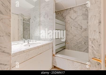 un vecchio bagno in marmo che ha bisogno di essere rinnovato in una casa vacanze mediterranea Foto Stock