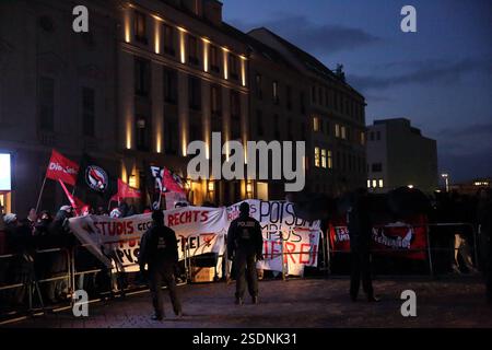 Polizisten und Gegendemonstranten während einer Wahlkampfveranstaltung