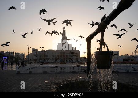 La Moschea al Fanar è uno dei monumenti più famosi di Doha, caratterizzata dalla sua forma a spirale, e si trova vicino al Souq Waqif, Doha QAT Foto Stock