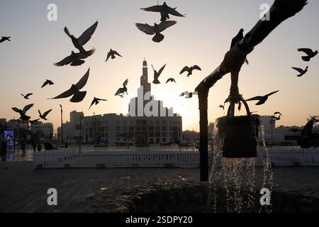 La Moschea al Fanar è uno dei monumenti più famosi di Doha, caratterizzata dalla sua forma a spirale, e si trova vicino al Souq Waqif, Doha QAT Foto Stock