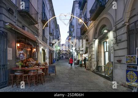 Una caratteristica strada di Vietri sul Mare, una pittoresca cittadina famosa per l'arte della ceramica in Italia. Foto Stock