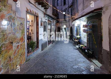 Una caratteristica strada di Vietri sul Mare, una pittoresca cittadina famosa per l'arte della ceramica in Italia. Foto Stock