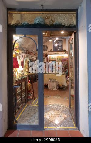 Porta di un negozio a Vietri sul Mare, una pittoresca cittadina famosa per la sua arte ceramica in Italia. Foto Stock