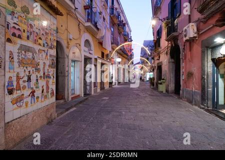 Una caratteristica strada di Vietri sul Mare, una pittoresca cittadina famosa per l'arte della ceramica in Italia. Foto Stock
