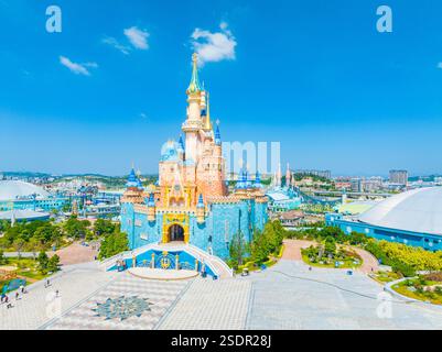 Vista aerea di un Fantasy Castle in un parco a tema costiero Foto Stock