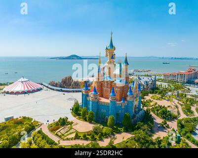 Vista aerea di un Fantasy Castle in un parco a tema costiero Foto Stock