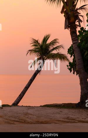 Tramonto sulla spiaggia tropicale. Baia del Siam. Provincia Trat. Isola di Koh Chang. Thailandia Foto Stock