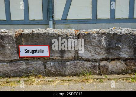 Cartello SAUGSTELLE (punto di aspirazione) su un edificio della fattoria dei puledri del Main and State Stud Marbach a St. Johann, Baden-Württemberg, Germania. Foto Stock
