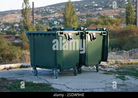 Contenitori per rifiuti posizionati lungo una strada nell'ambiente urbano Foto Stock
