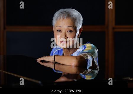 Hong Kong, Cina. 23 luglio 2024. Un ritratto di Frances Yip, l'icona Cantopop di Hong Kong famosa per la sua voce potente e il successo internazionale, tra cui la co-presentazione della cerimonia di addio britannica del 1997 guardata da 120 milioni di spettatori in tutto il mondo. Credito: SOPA Images Limited/Alamy Live News Foto Stock