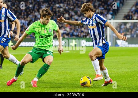 Rodrigo Mora di Porto e Daniel Braganca dello Sporting durante il campionato portoghese, Liga Portugal Betclic, partita di calcio tra FC Porto e Sporting CP il 7 febbraio 2025 all'Estadio do Dragão di Porto, Portogallo crediti: Independent Photo Agency/Alamy Live News Foto Stock