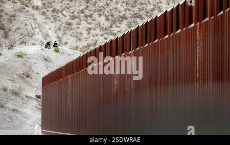 Gli agenti della pattuglia di frontiera degli Stati Uniti inseguono i valichi di frontiera nel deserto vicino a Sunland Park, New Mexico, mentre due avvistatori monitorano le operazioni da una collina sul lato messicano del confine tra Stati Uniti e Messico, 17 luglio 2024. Credito: Glenn Fawcett / U.S. Customs and Border Protection / Contraband Collection Foto Stock