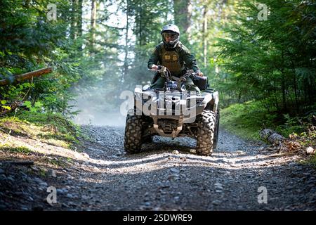 Agente della pattuglia di frontiera degli Stati Uniti che pattuglia su un fuoristrada (ATV) vicino a Metaline Falls, Washington, al confine tra Stati Uniti e Canada il 15 agosto 2023. Credito: Jerry Glaser / U.S. Customs and Border Protection / Contraband Collection Foto Stock