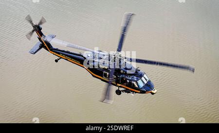 Un elicottero UH-60 della Customs and Border Protection degli Stati Uniti vola sull'acqua vicino a New Orleans, Louisiana, sostenendo le operazioni di sicurezza per il Super Bowl LIX il 4 febbraio 2025. Credito: Glenn Fawcett / U.S. Customs and Border Protection / Contraband Collection Foto Stock