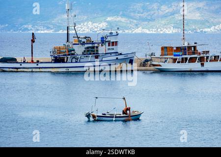 Pescatore pescato da una piccola barca a remi nel porto di Postira, Brač, Croazia, Isole della Dalmazia, Adriatico. Foto Stock