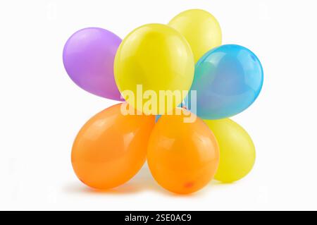 Palloncini colorati isolati su sfondo bianco Foto Stock