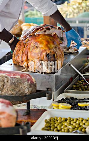 Vendita di maiale arrosto al mercato di strada Foto Stock