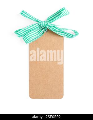 Etichetta vuota con arco a nastro isolato su bianco, vista dall'alto Foto Stock