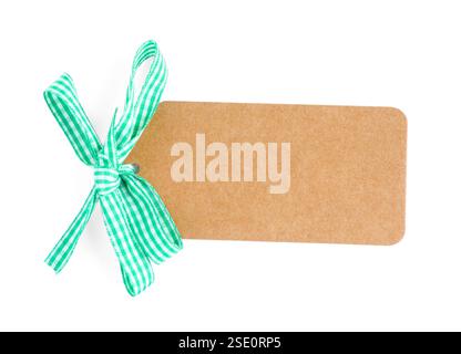 Etichetta vuota con arco a nastro isolato su bianco, vista dall'alto Foto Stock