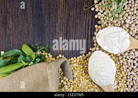 I ceci e farina di ceci in un cucchiaio, cialde di verde su sfondo di tela su tavola di legno Foto Stock