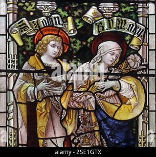 Vetrate colorate di Percy Bacon & Brothers raffiguranti gli Arcangeli Gabriele e Michele, la Chiesa di San Michele e tutti gli Angeli, Bude Haven Cornovaglia Foto Stock