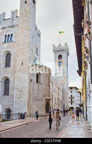 Vista sulla strada di Trento, Italia, caratterizzata da architettura storica e strade acciottolate. Foto Stock