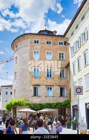 Vista sulla strada di Trento, Italia, caratterizzata da architettura storica e strade acciottolate. Foto Stock