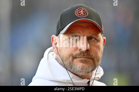 Sinsheim, Germania. 8 febbraio 2025. vor Spielbeginn: Allenatore Steffen Baumgart 1. FC Union Berlin FCU Ritratto TSG 1899 Hoffenheim vs 1. LE NORMATIVE DFL del FC Union Berlin FCU 08.02.2025 VIETANO QUALSIASI USO DI FOTOGRAFIE COME SEQUENZE DI IMMAGINI E/O QUASI-VIDEO/dpa/Alamy Live News Foto Stock