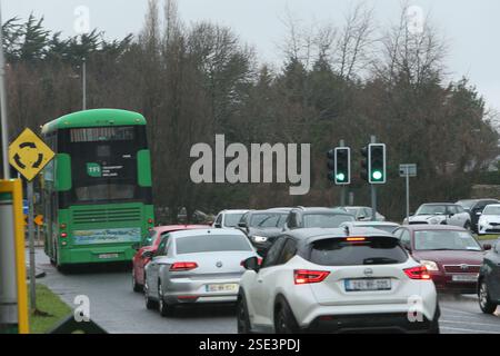 Firhouse, Dublino, Irlanda - 8 febbraio 2025 - una strada di uscita all'incrocio 12 della M50 con traffico pesante accumulato e lunghi ritardi dopo un incidente sulla M50 a Dublino, Irlanda Foto Stock