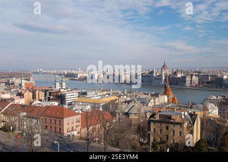 Splendida vista panoramica dal Bastione dei pescatori di Buda, affacciato sul Danubio e sul Parlamento ungherese sul lato Pest di Budapest Foto Stock