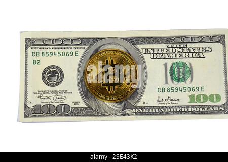 Banconota in dollari americani con moneta d'oro fisica Bitcoin, BTC la prima criptovaluta decentralizzata, nodi nella rete bitcoin P2P verificano la transazione Foto Stock