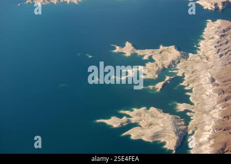 Vista aerea mozzafiato del Grand Canyon, che mette in risalto il tortuoso fiume Colorado e un lago che si restringe, mostrando il suggestivo paesaggio della regione Foto Stock