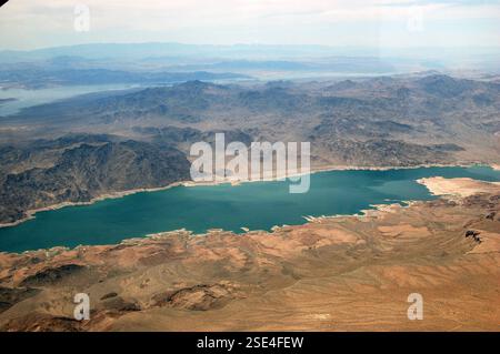 Vista aerea mozzafiato del Grand Canyon, che mette in risalto il tortuoso fiume Colorado e un lago che si restringe, mostrando il suggestivo paesaggio della regione Foto Stock