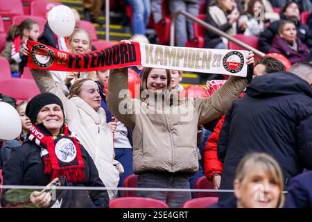 Amsterdam, Paesi Bassi. 8 febbraio 2025. Amsterdam - tifosi del Feyenoord durante il quindicesimo round dell'Azerion Vrouwen Eredivisie nella stagione 2024/2025. La partita è ambientata tra Ajax V1 e Feyenoord V1 alla Johan Cruijff Arena l'8 febbraio 2025 ad Amsterdam, nei Paesi Bassi. Credito: Foto Box to Box/Alamy Live News Foto Stock
