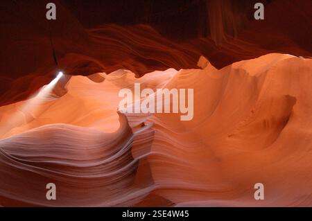 Esplorando la bellezza mozzafiato del Lower Antelope Canyon, mostrando le sue splendide formazioni di arenaria, le curve fluide e le vivaci tonalità arancio-rosso Foto Stock