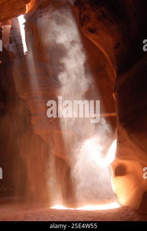Esplorando la bellezza mozzafiato del Lower Antelope Canyon, mostrando le sue splendide formazioni di arenaria, le curve fluide e le vivaci tonalità arancio-rosso Foto Stock