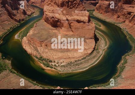 Splendida vista dell'Horseshoe Bend, dove il fiume Colorado si snoda intorno a una spettacolare formazione rocciosa, creando un iconico aspetto canyon a forma di ferro di cavallo Foto Stock