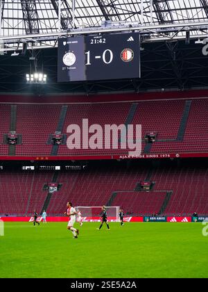 Amsterdam, Paesi Bassi. 8 febbraio 2025. Amsterdam - il punteggio al quindicesimo round dell'Azerion Vrouwen Eredivisie nella stagione 2024/2025. La partita è ambientata tra Ajax V1 e Feyenoord V1 alla Johan Cruijff Arena l'8 febbraio 2025 ad Amsterdam, nei Paesi Bassi. Credito: Foto Box to Box/Alamy Live News Foto Stock