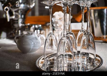 pulire i bicchieri da vino capovolti sul tavolo, da vicino all'interno Foto Stock