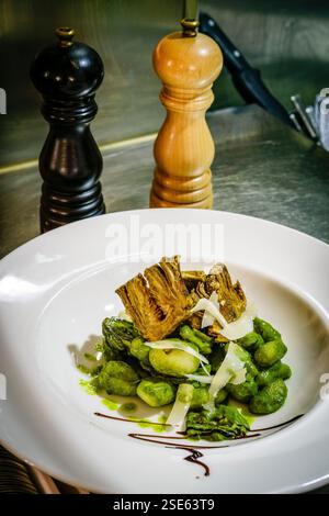 Gnocchi con salsa di spinaci, carciofi e parmigiano al formaggio, L Escrivania, Porreres, Maiorca, Isole Baleari, Spagna. Foto Stock